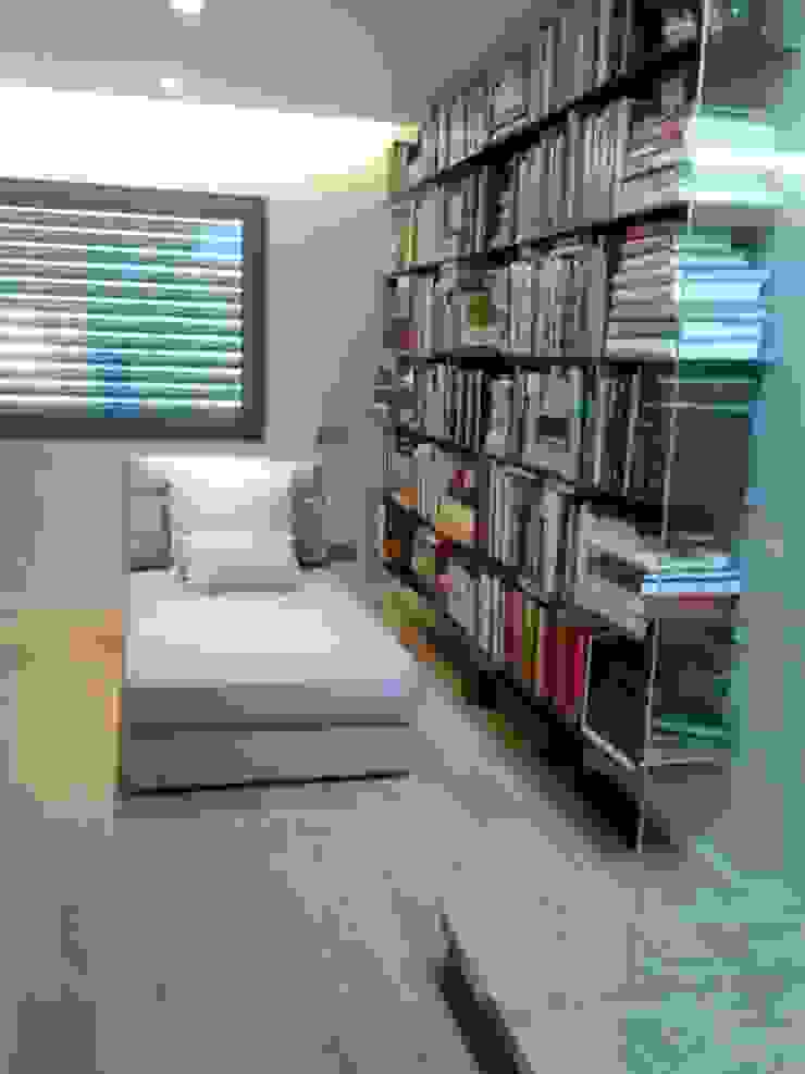 Marc Pérez Interiorismo ArbeitszimmerSchränke und Regale