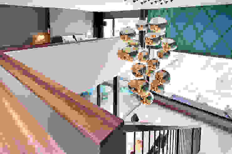 Penthouse, Zurich Nowoczesny korytarz, przedpokój i schody od Studio Frey Nowoczesny