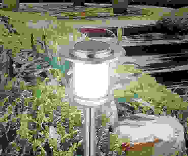 Große 1 m Solar-Standleuchte mit 8 warm-weißen LEDs aus Edelstahl Solarlichtladen.de Moderner Garten Eisen/Stahl Metallic/Silber Solar-Standleuchte,Solar-Edelstahl,Solar-Lampe,Solar-Leuchte,Solar-Leuchte warm,Standleuchte Spieß,Spießlampe,Beleuchtung