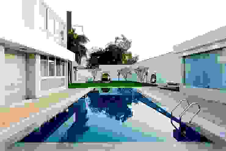 Peacock and the Woods , Aijaz Hakim Architect [AHA] Aijaz Hakim Architect [AHA] Modern pool