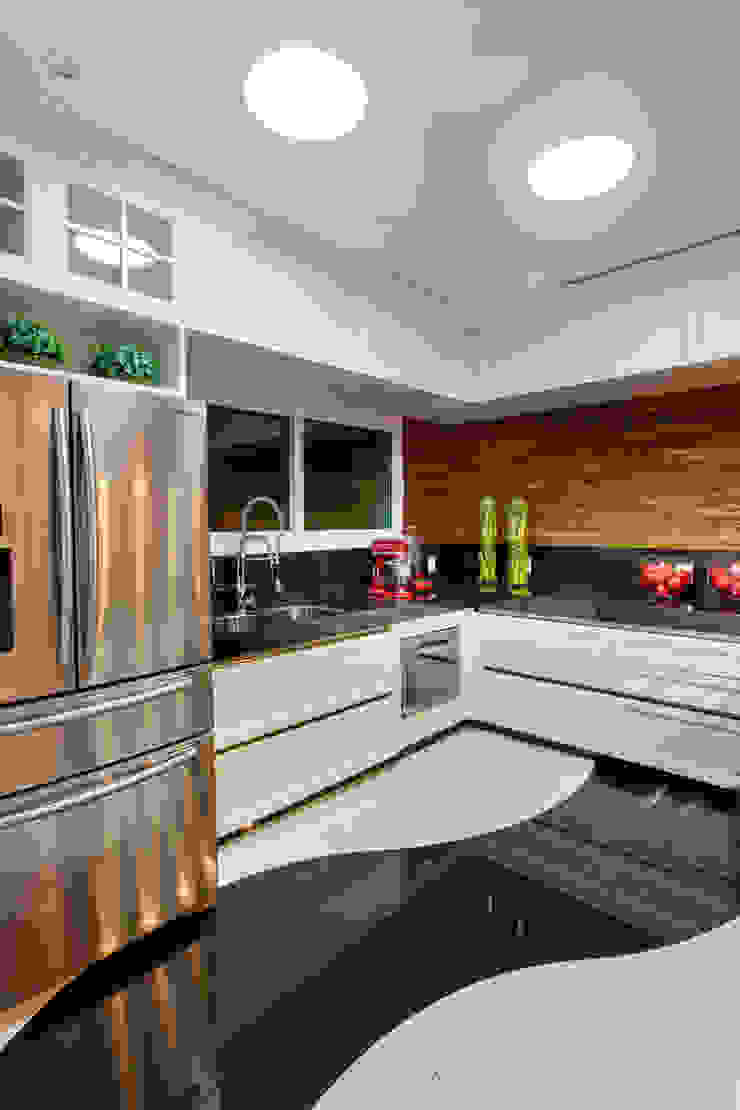 Cuisine moderne par Arquiteto Aquiles Nícolas Kílaris Moderne Bois Effet bois