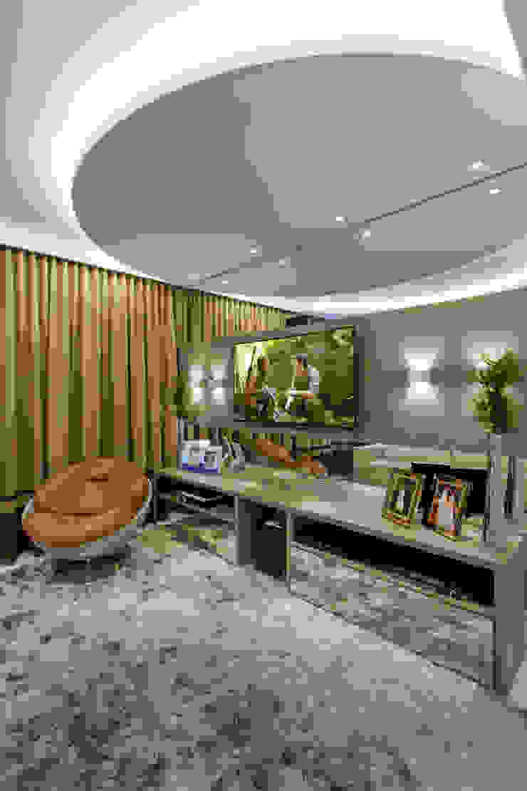 Salle multimédia moderne par Arquiteto Aquiles Nícolas Kílaris Moderne MDF
