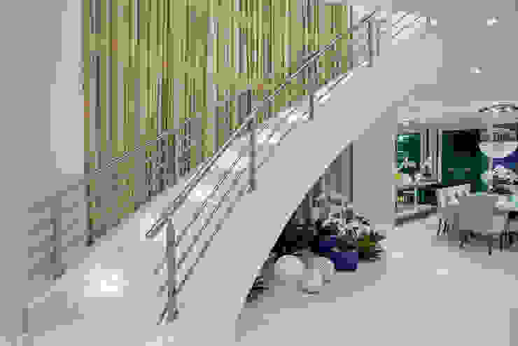 Couloir, entrée, escaliers modernes par Arquiteto Aquiles Nícolas Kílaris Moderne Marbre