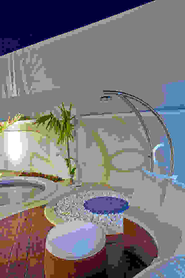 Piscine moderne par Arquiteto Aquiles Nícolas Kílaris Moderne Béton