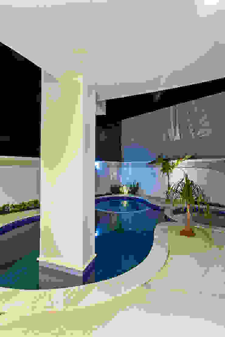 Piscine moderne par Arquiteto Aquiles Nícolas Kílaris Moderne Béton