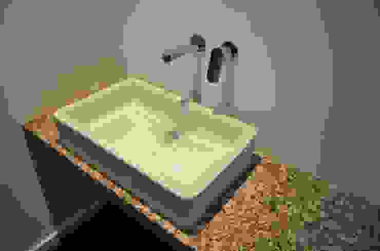 Bathrooms/ Dynamic444 od Dynamic444 Nowoczesny