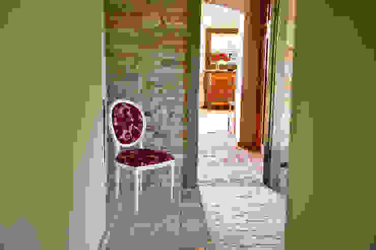 Casa Leopardi, Ing. Vitale Grisostomi Travaglini Ing. Vitale Grisostomi Travaglini Rustic style corridor, hallway & stairs