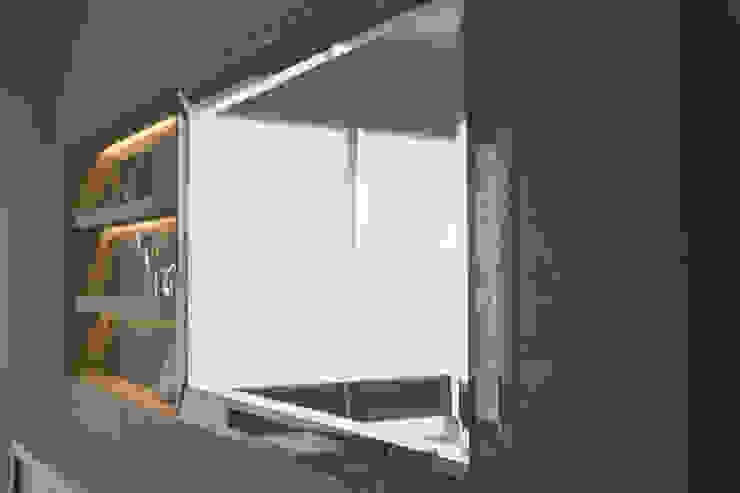 Muro para tv en granito y puerta corrediza en espejo. homify Salas de estilo clásico Piedra Gris Muebles para televisión y equipos
