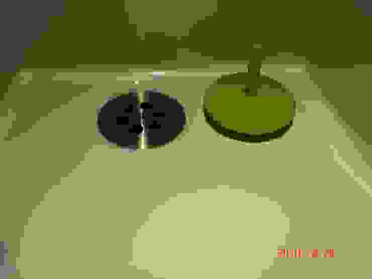 Bathrooms/ Dynamic444 od Dynamic444 Nowoczesny