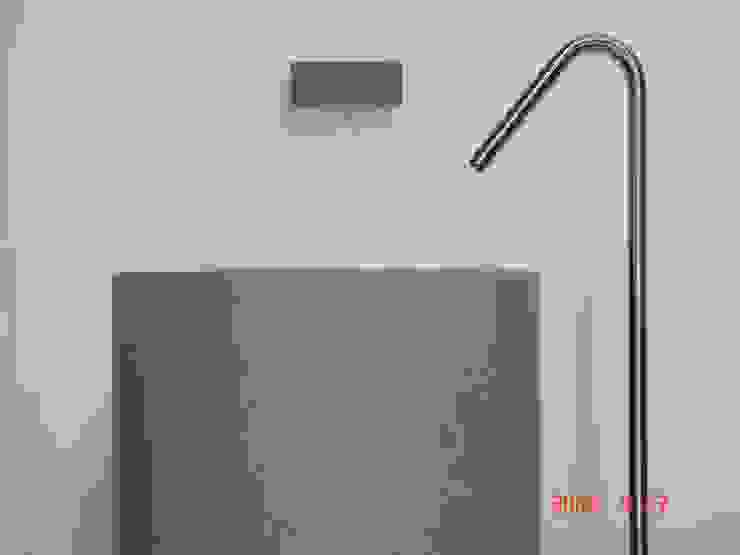 Bathrooms/ Dynamic444 od Dynamic444 Nowoczesny
