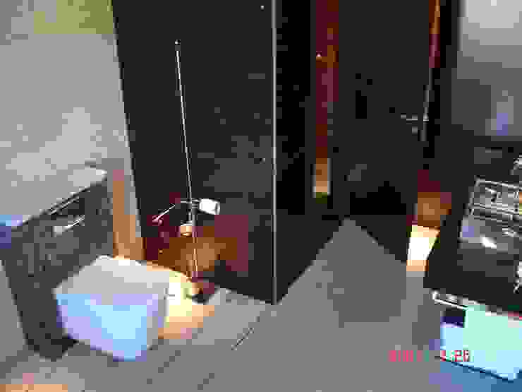 Bathrooms/ Dynamic444 od Dynamic444 Nowoczesny