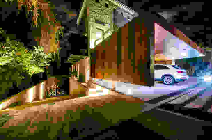 BLOS Arquitectos 모던스타일 차고 / 창고 구리 / 청동 / 황동