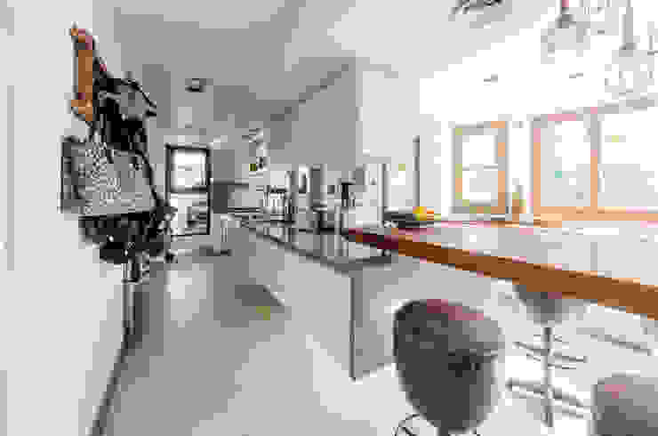 BLOS Arquitectos 모던스타일 주방 우드 + 플라스틱