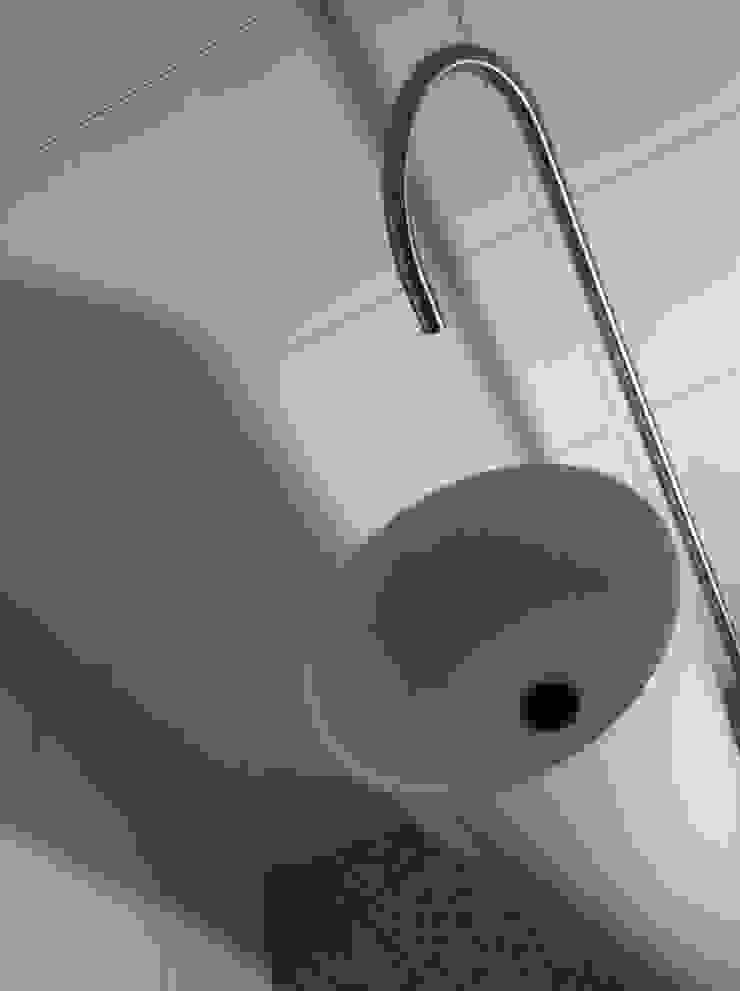 Bathrooms/ Dynamic444 od Dynamic444 Nowoczesny