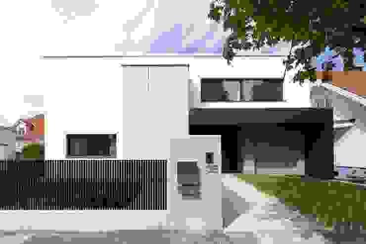 Wohnen am Pool PASCHINGER ARCHITEKTEN ZT KG Moderne Häuser Massivholz Weiß