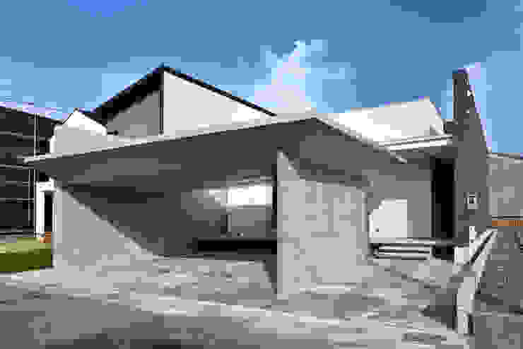 ガレージハウス×中庭のある平屋, Egawa Architectural Studio Egawa Architectural Studio オリジナルな 家 空,雲,建物,植物,窓,アーバンデザイン,複合材料,材料特性,家,シェード