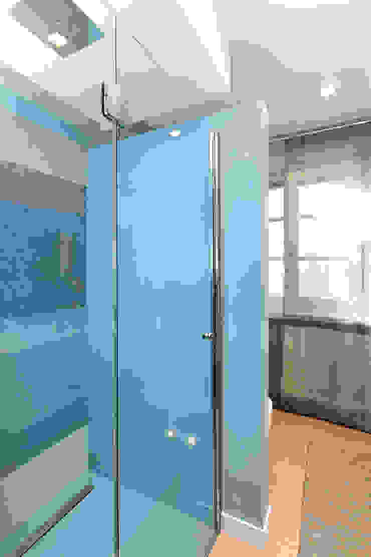 Modern bathroom by architetto roberta castelli Modern