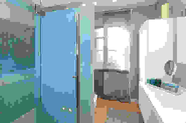 Modern bathroom by architetto roberta castelli Modern