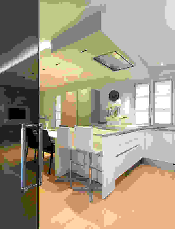 Modern kitchen by architetto roberta castelli Modern