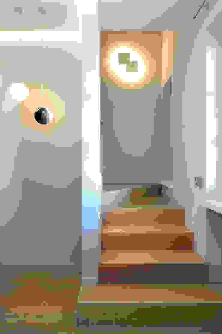 Modern Corridor, Hallway and Staircase by architetto roberta castelli Modern