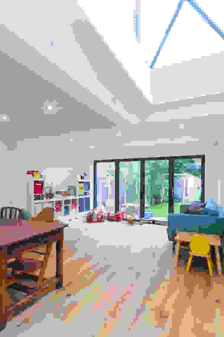 Extension in Weybridge, KT13 TOTUS Modern living room
