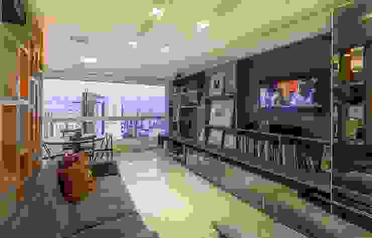 VZ Arquitetas Salle multimédia moderne Effet bois