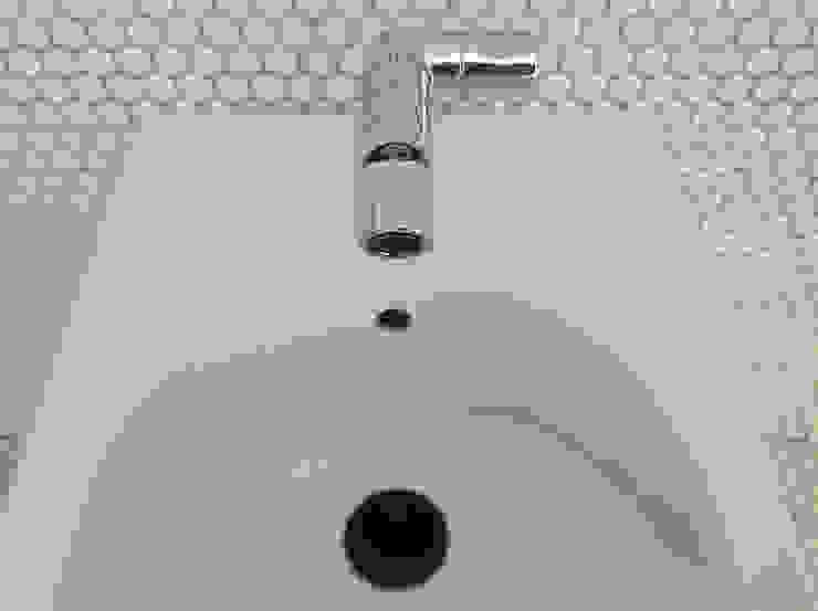 Bathrooms/ Dynamic444 od Dynamic444 Nowoczesny