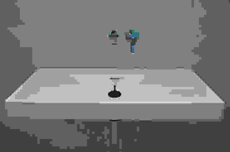 Bathrooms/ Dynamic444 od Dynamic444 Nowoczesny