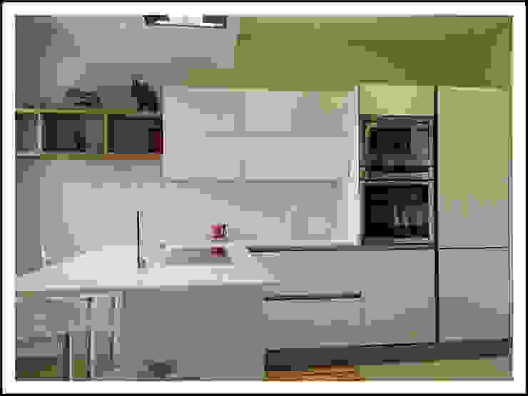 Cucina Veneta Cucine in vetro lucido modello RI-FLEX, colore bianco. Piano di lavoro in quarzo Okite Bianco. Formarredo Due design 1967 Cucina moderna Vetro Bianco Mobilia,Controsoffitto,Arredamento,Cucina,Lo scaffale,Interior design,Legna,Scaffalature,Elettrodomestico da cucina,Credenza