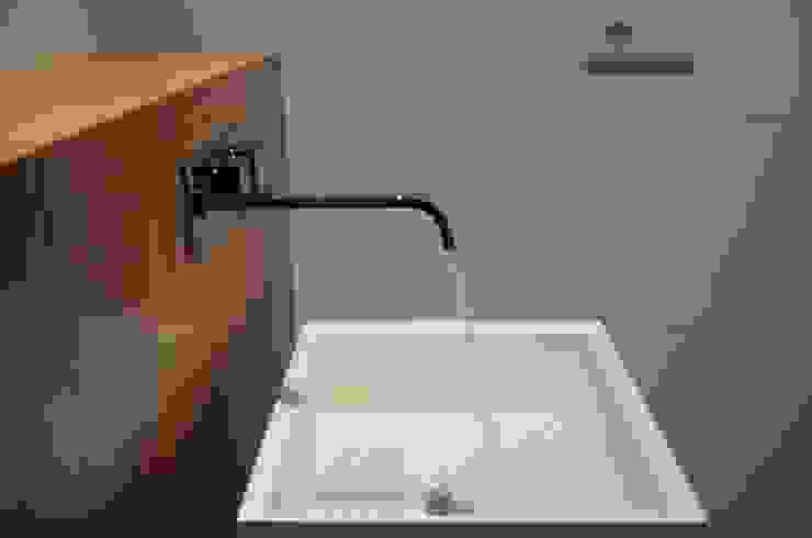 Bathrooms/ Dynamic444 od Dynamic444 Nowoczesny