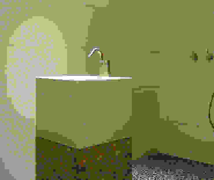 Bathrooms/ Dynamic444 od Dynamic444 Nowoczesny
