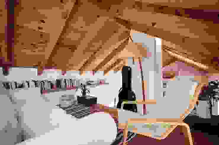 Rustic style living room by pedro quintela studio Rustic Solid Wood Multicolored