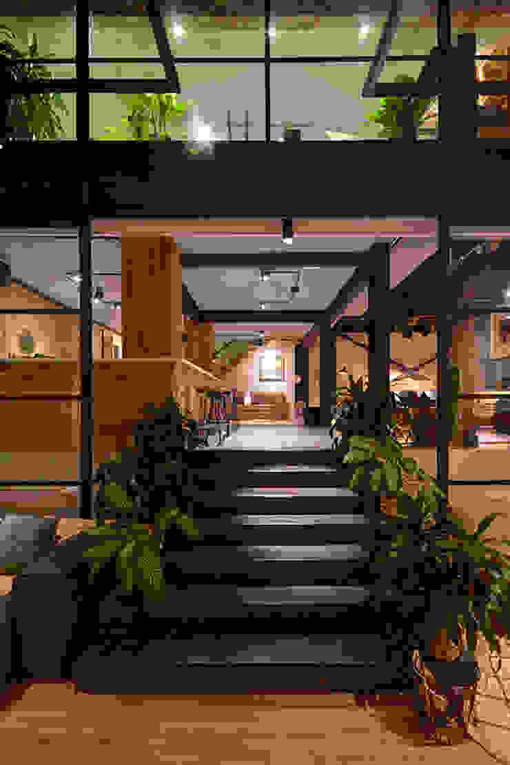 The Blue House Pasillos, vestíbulos y escaleras modernos