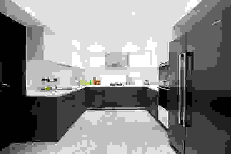 ABIL Experience Center - Castle Royale T7, Aijaz Hakim Architect [AHA] Aijaz Hakim Architect [AHA] Modern kitchen Cabinetry,Property,Countertop,Building,Kitchen,Interior design,House,Wood,Flooring,Floor
