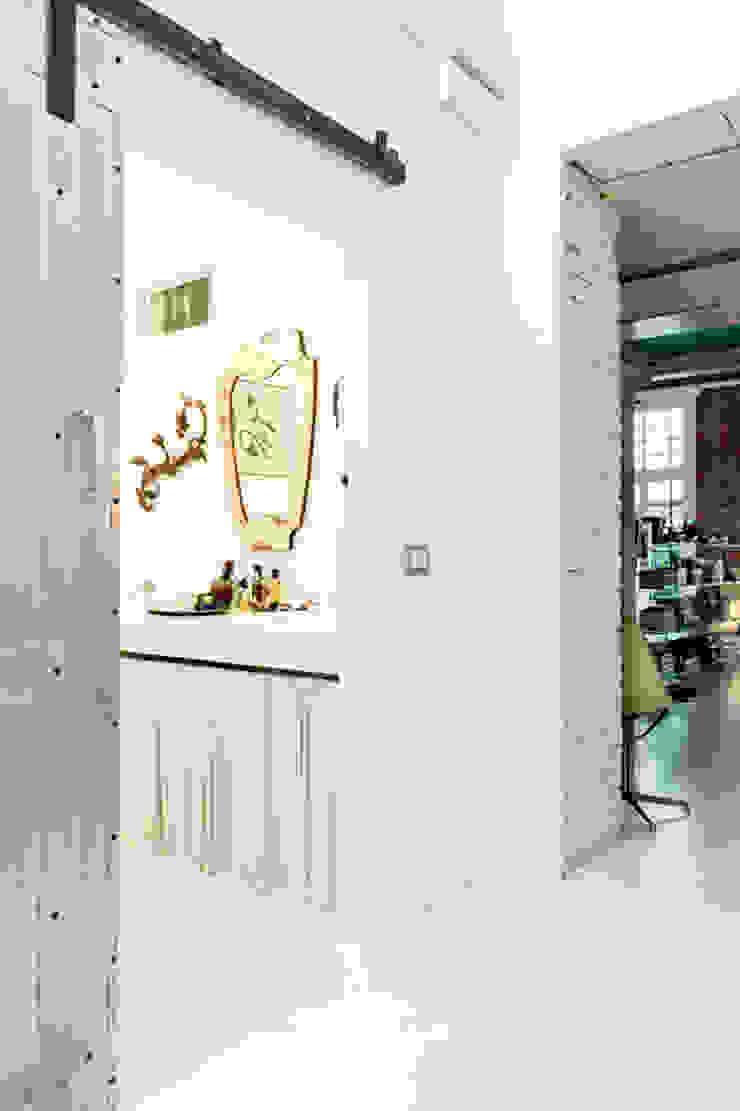 Progetto studio mamo Moderne gangen, hallen & trappenhuizen