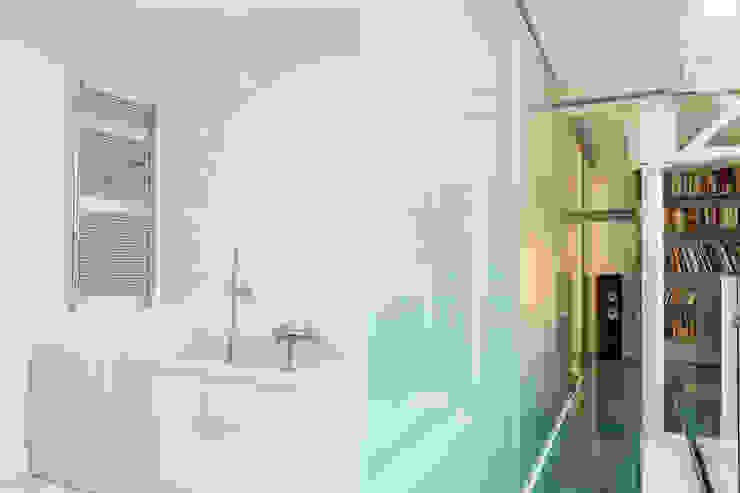 Progetto studio mamo Moderne gangen, hallen & trappenhuizen