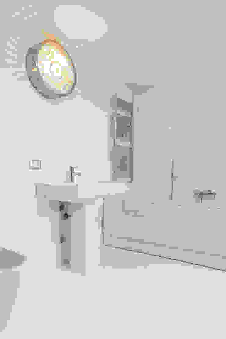 Progetto studio mamo Moderne badkamers