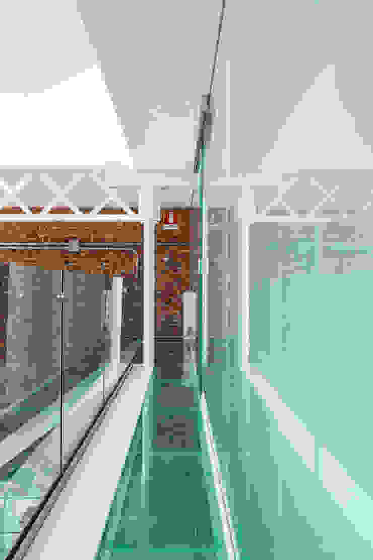 Progetto studio mamo Moderne gangen, hallen & trappenhuizen
