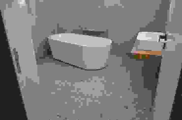 Bathrooms/ Dynamic444 od Dynamic444 Nowoczesny