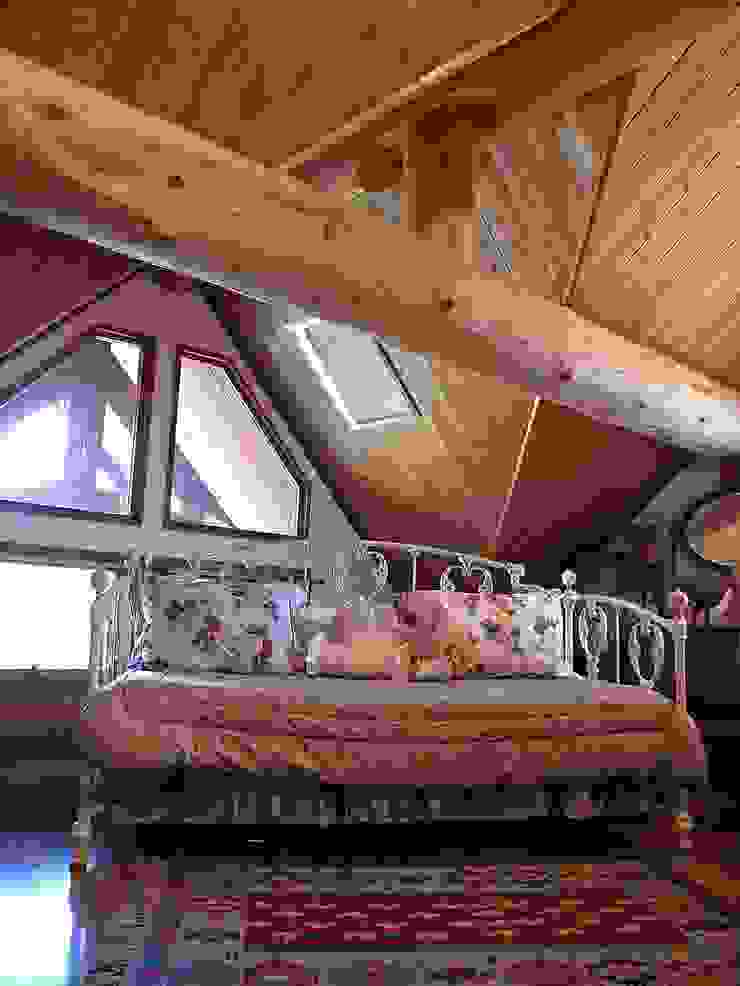 Log Cabin beside Japan Alps Cottage Style / コテージスタイル Country style media rooms Wood Wood effect