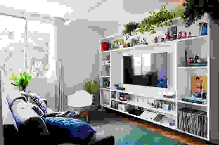 Apartamento da Cláudia e do Daniel, INÁ Arquitetura INÁ Arquitetura Ausgefallene Wohnzimmer