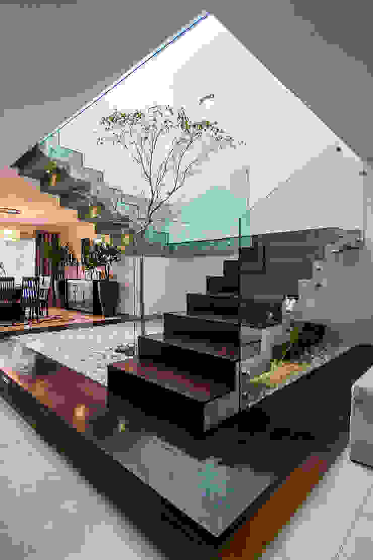 aaestudio Modern Corridor, Hallway and Staircase