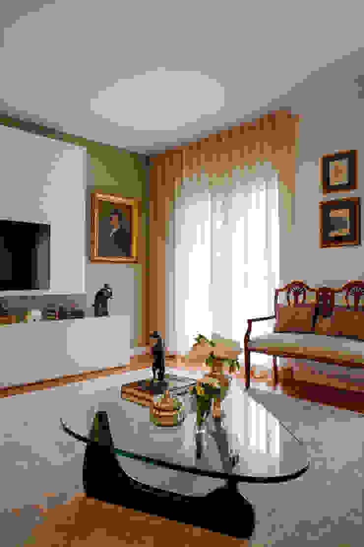 Eclectic style living room by Spacemakers Eclectic