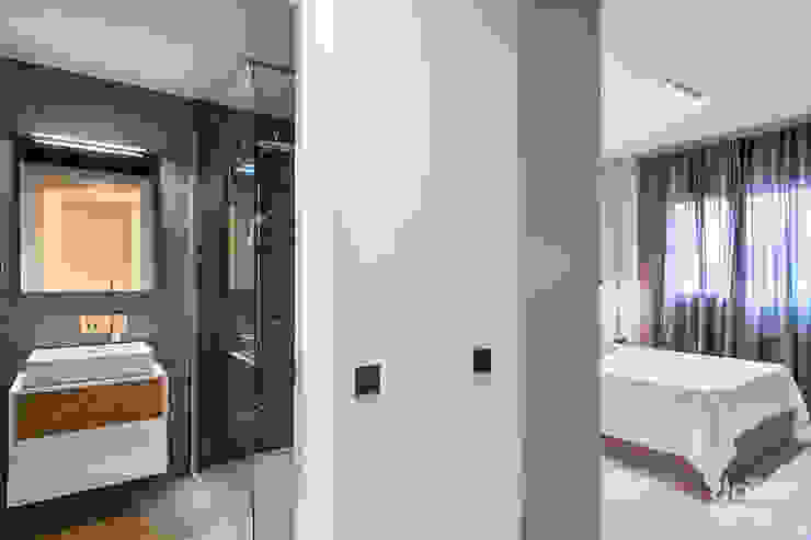 Corredores, halls e escadas clássicos por Dröm Living Clássico