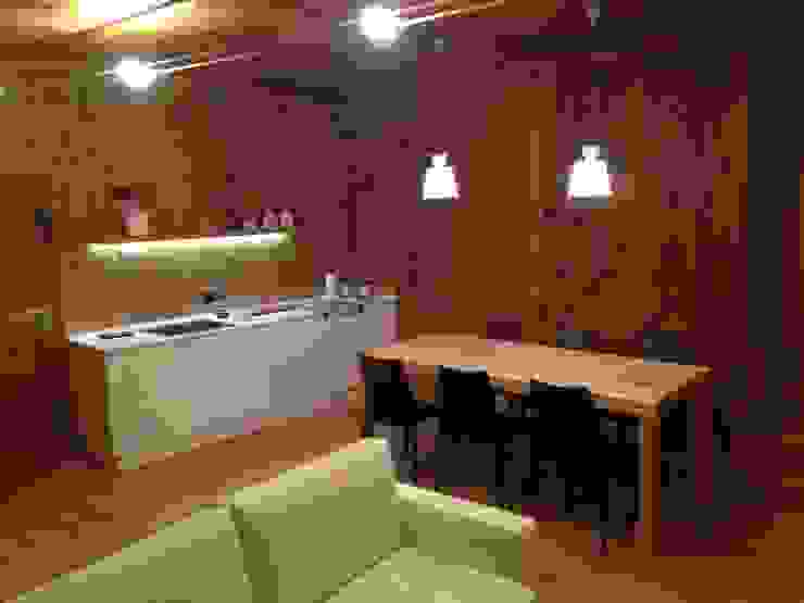 "Stua" cinquecentesca in Bormio antica, Studio Zazzi Studio Zazzi Ruang Makan Minimalis