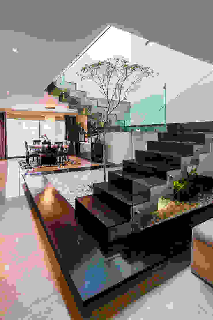 aaestudio Modern Corridor, Hallway and Staircase