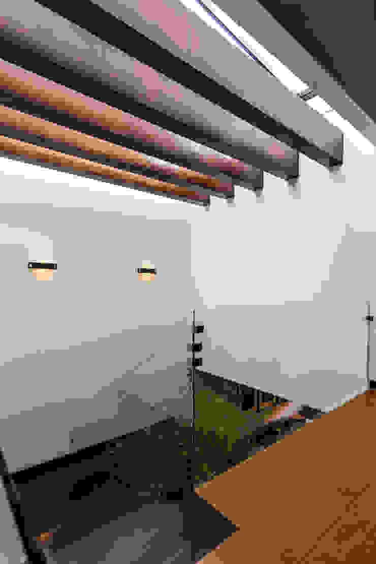 aaestudio Modern Corridor, Hallway and Staircase
