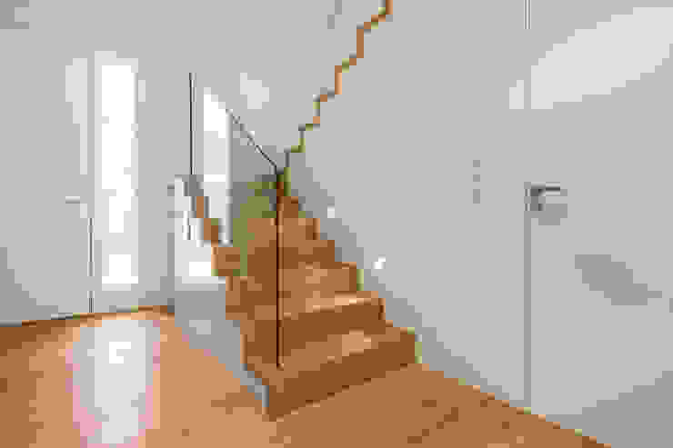 CHALET MONTEALINA, Tarimas de Autor Tarimas de Autor Pasillos, vestíbulos y escaleras modernos Madera