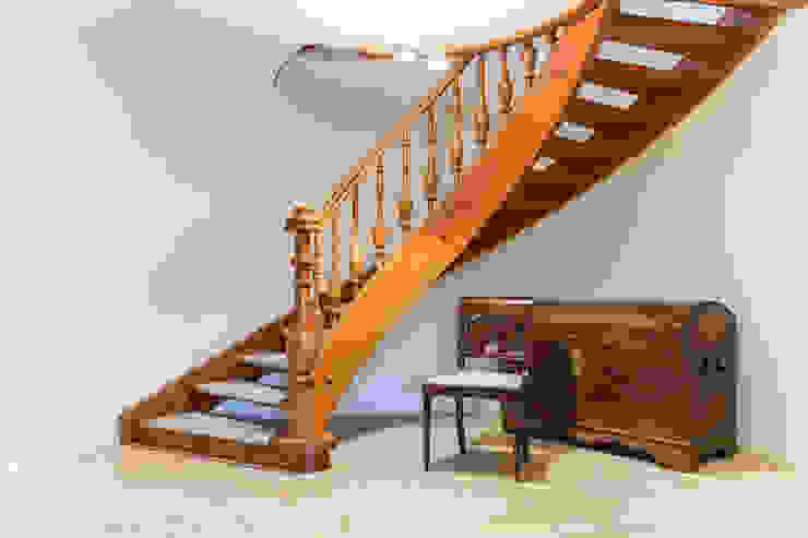 Staging einer Villa zum Verkauf Home Staging Gabriela Überla Klassischer Flur, Diele & Treppenhaus