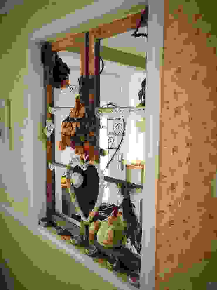 Janelas e portas campestres por miacasa Campestre Madeira Acabamento em madeira